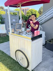 Sara serve il gelato ad una festa con il carretto dei gelati