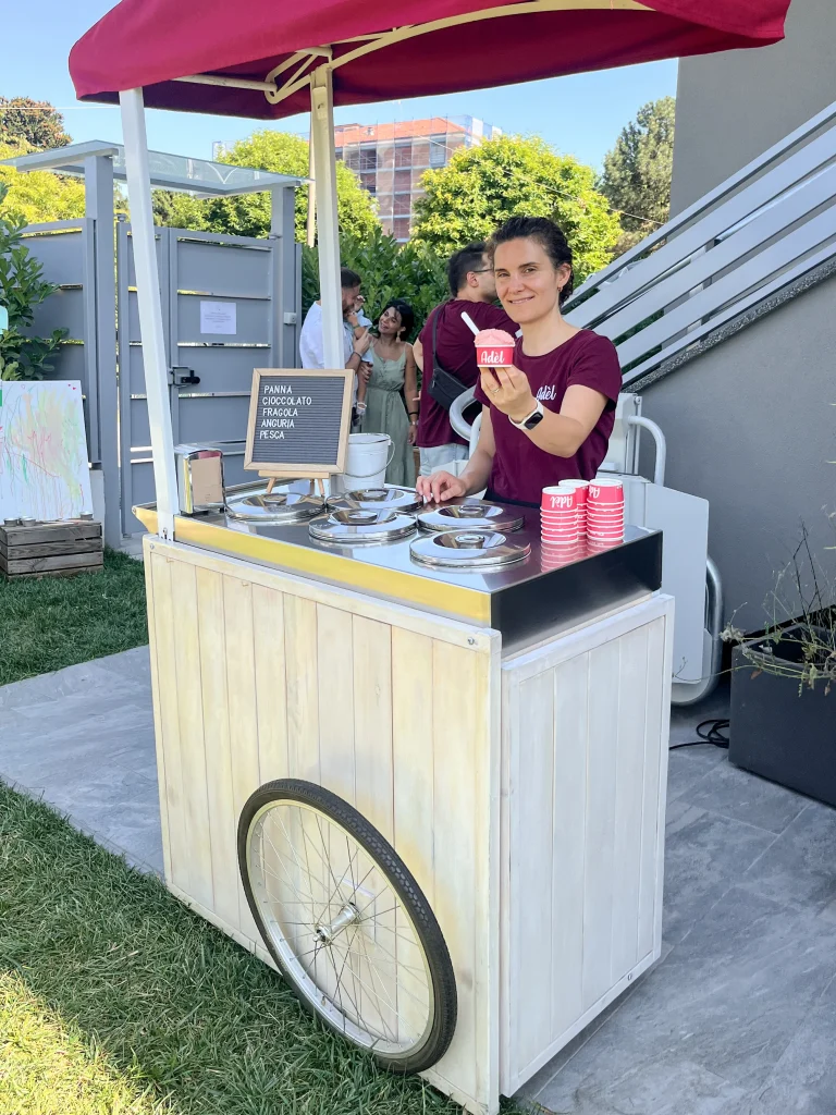 Sara serve il gelato ad una festa con il carretto dei gelati