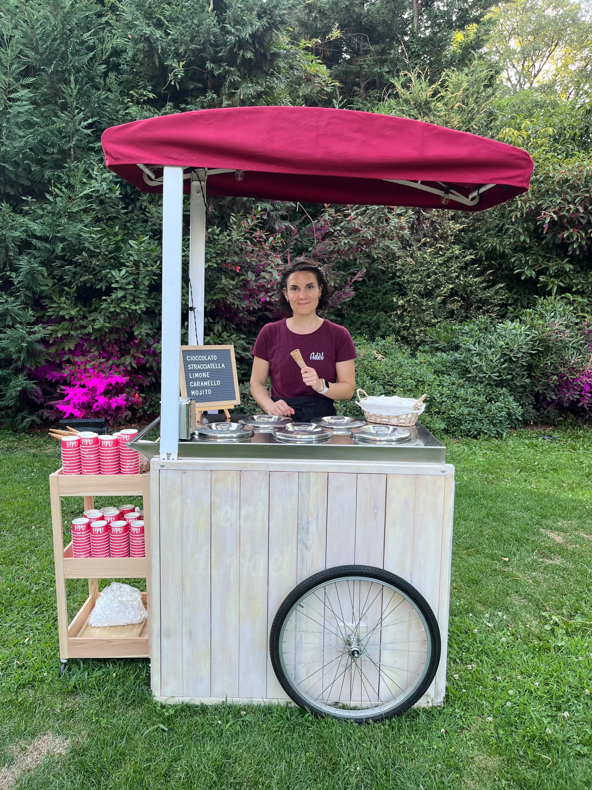 Sara dietro al carretto dei gelati Adèl